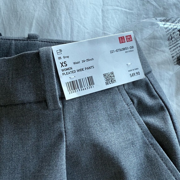 Uniqlo Gray Pleated Wide Pants - Picture 2 of 2